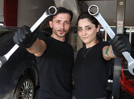 Motor tamircisi eleman bulamadı! Eşini yanına alıp usta olarak yetiştirdi