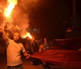 Muş’un Malazgirt ilçesinde Türk bayrağı ve meşalelerle fener alayı düzenlendi