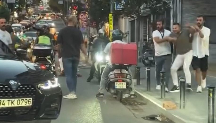 Nişantaşı’nda yol verme kavgasında sopayla kadının üzerine yürüdü