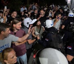Novi Sad’dan Belgrad’a: Sırbistan sokakları çatışma alanına döndü!
