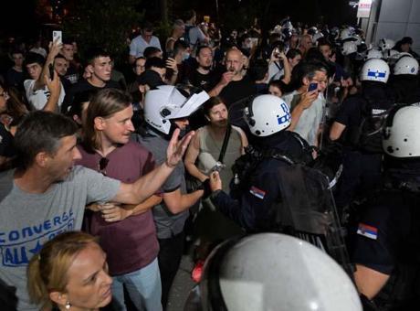 Novi Sad’dan Belgrad’a: Sırbistan sokakları çatışma alanına döndü!