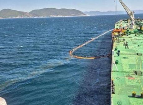 Novorossiysk Limanı’nda petrol sızıntısı: 30 metreküp ham petrol Karadeniz’e karıştı