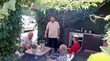 Ödüllü Erzurumlu berberden fark yaratan fikir: Müşterilerine hobi bahçesinde tıraş sırası keyfi