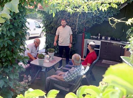 Ödüllü Erzurumlu berberden fark yaratan fikir: Müşterilerine hobi bahçesinde tıraş sırası keyfi