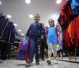 Okul kıyafeti alışverişi giyim sektörünü hareketlendirdi