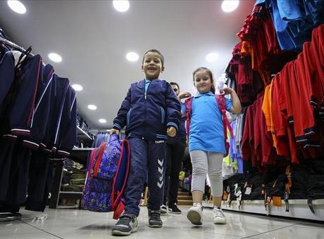 Okul kıyafeti alışverişi giyim sektörünü hareketlendirdi