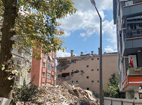 Panik anları… 5 katlı bina yıkım sırasında yandaki binanın üzerine çöktü