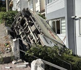 Park edildikten sonra hareket etti, apartmanın bahçesine uçtu