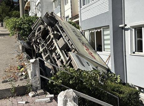 Park edildikten sonra hareket etti, apartmanın bahçesine uçtu