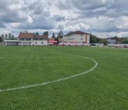 Sahaya yıldırım düştü! 2 futbolcu ağır yaralandı