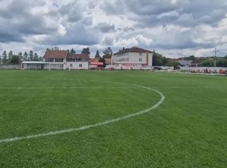 Sahaya yıldırım düştü! 2 futbolcu ağır yaralandı