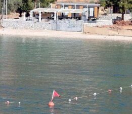 Sahile duvar ördü, denize şerit çekti! Doğa harikası koya yerleşti, sosyal medya yıkıldı