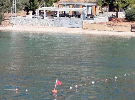 Sahile duvar ördü, denize şerit çekti! Doğa harikası koya yerleşti, sosyal medya yıkıldı