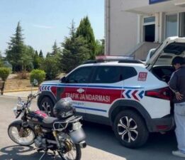 Sakarya’da motosikletlinin tehlikeli şovu pahalıya patladı! Ehliyetine süresiz el konuldu