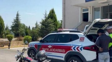 Sakarya’da motosikletlinin tehlikeli şovu pahalıya patladı! Ehliyetine süresiz el konuldu