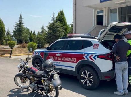 Sakarya’da motosikletlinin tehlikeli şovu pahalıya patladı! Ehliyetine süresiz el konuldu