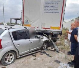Samsun’da feci kaza! Otomobil römorkun altına girdi: 2 ölü, 2 yaralı