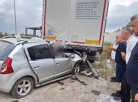 Samsun’da feci kaza! Otomobil römorkun altına girdi: 2 ölü, 2 yaralı