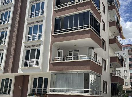 Samsun’da genç kız perde takarken 3. kattan düştü