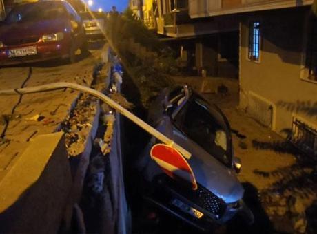 Sancaktepe’de yokuşta kayan cip apartman boşluğuna düştü: 1 yaralı