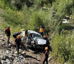 Sivas’ta feci kaza! Otomobil dere yatağına uçtu: 2 ölü