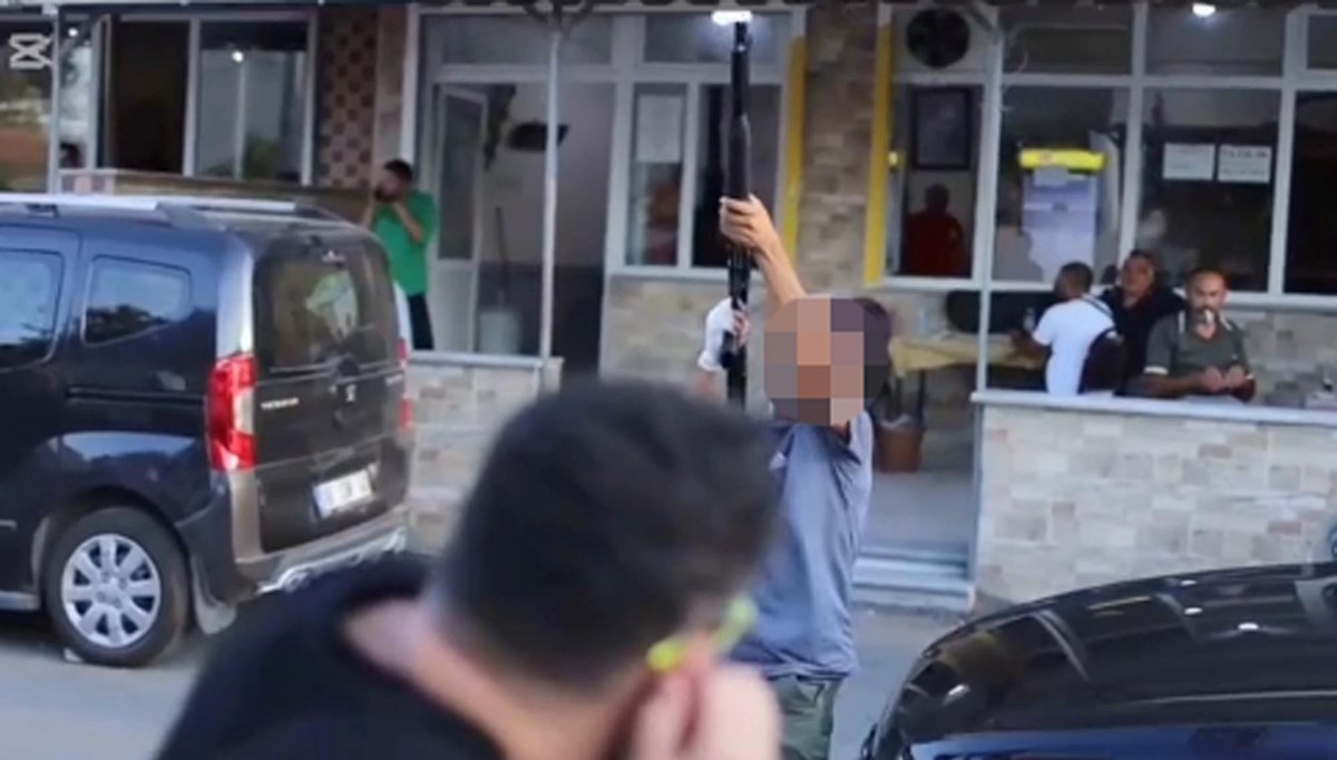 Sokak röportajında dehşet: Pompalı tüfekle havaya ateş açtı