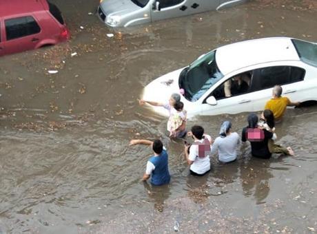 Sokaklar göle döndü! Onlarca araç alt geçitte mahsur kaldı