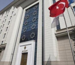 Söke’de CHP’den istifa eden 2 meclis üyesi AK Parti’ye katıldı