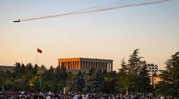 SOLOTÜRK, Büyük Zafer’in 103. yılında Ankara’da ‘saygı uçuşu’ gerçekleştirdi! Ağızlar açık izlendi