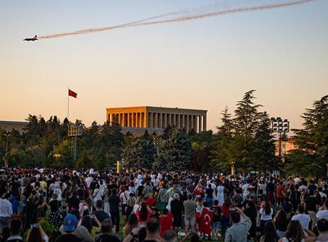 SOLOTÜRK, Büyük Zafer’in 103. yılında Ankara’da ‘saygı uçuşu’ gerçekleştirdi! Ağızlar açık izlendi