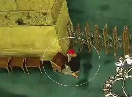 Son dakika… Ayasofya Camii’nde yangın çıkarmaya çalışan şüphelinin görüntüleri ortaya çıktı!