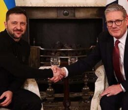 SON DAKİKA HABERLER: Trump-Putin görüşmesine saatler İngiltere’de kritik buluşma! Starmer, Zelenskiy’i kabul edecek
