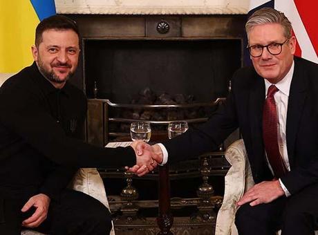 SON DAKİKA HABERLER: Trump-Putin görüşmesine saatler İngiltere’de kritik buluşma! Starmer, Zelenskiy’i kabul edecek