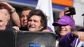 SON DAKİKA! SEÇİM KONVOYU SALDIRIYA UĞRAYAN ARJANTİN DEVLET BAŞKANI MİEL’DEN AÇIKLAMA!