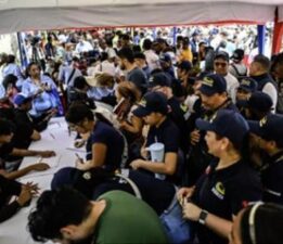 Son Dakika! Venezuela’da memurlar, ev hanımları ABD ‘tehdidine’ karşı milis kuvvetlere katılıyor