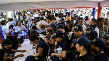 Son Dakika! Venezuela’da memurlar, ev hanımları ABD ‘tehdidine’ karşı milis kuvvetlere katılıyor