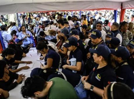 Son Dakika! Venezuela’da memurlar, ev hanımları ABD ‘tehdidine’ karşı milis kuvvetlere katılıyor