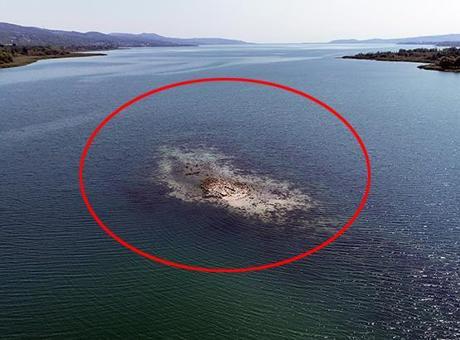 Sular çekildi, Sapanca Gölü’nde ortasında belirdi! İlginç manzara