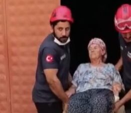 Tahliye çalışmasına katılan ekip alevlerin arasında kaldı