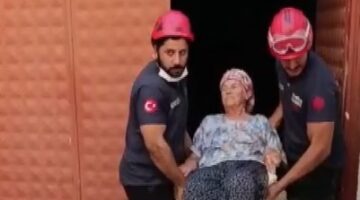 Tahliye çalışmasına katılan ekip alevlerin arasında kaldı