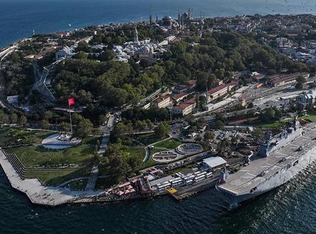 TCG Anadolu, Çanakkale’den İstanbul’a ‘Zafer Yolculuğu’nu tamamladı; Sarayburnu Limanı’na demirledi