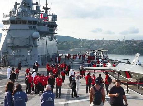 TCG Anadolu ‘Mavi Vatan Boğaz Geçişi’ için Sarayburnu’ndan demir aldı
