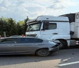 TEM’de zincirleme kaza! 5 araç birbirine girdi trafik aksadı