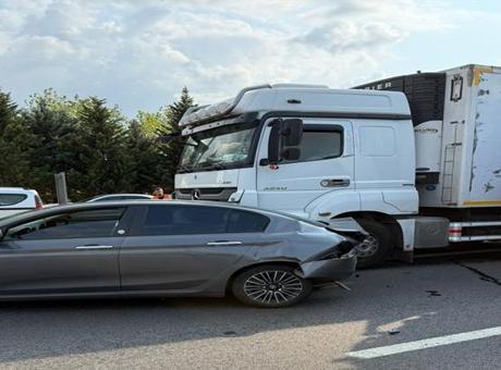 TEM’de zincirleme kaza! 5 araç birbirine girdi trafik aksadı