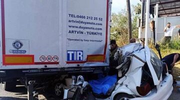 TIR’a arkadan çarpan otomobildeki iki kardeş hayatını kaybetti