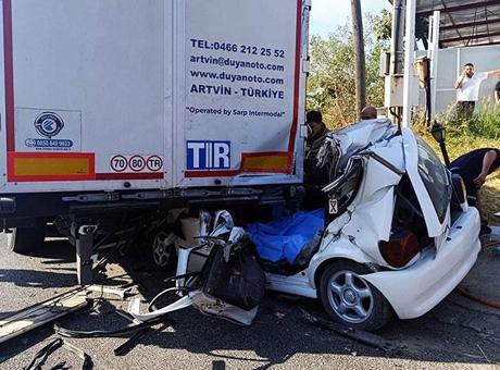 TIR’a arkadan çarpan otomobildeki iki kardeş hayatını kaybetti