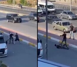 Trafiğin ortasında birbirine girdiler! Çekiçler, sopalar havada uçuştu