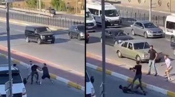 Trafiğin ortasında birbirine girdiler! Çekiçler, sopalar havada uçuştu