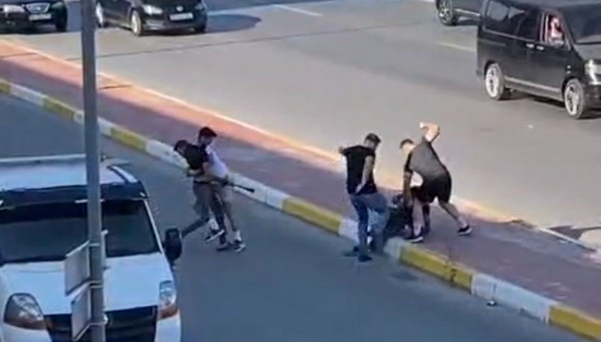 Trafikte çekiç ve sopalı kavga