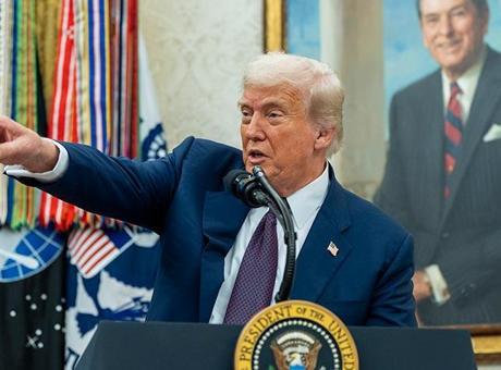 Trump duyurdu: Yarı iletken ithalatına yüzde 100 oranında tarife uygulanacak